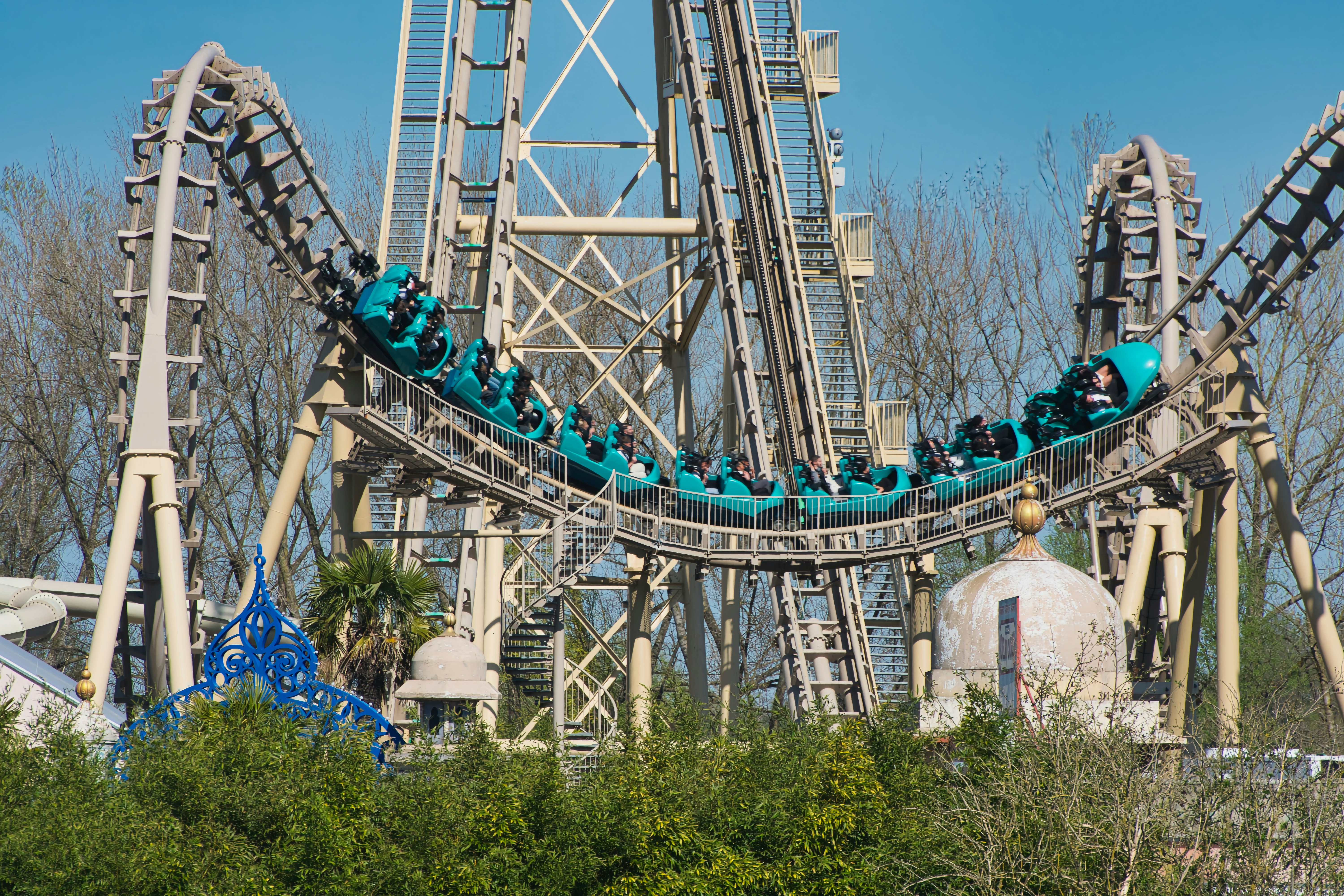 Türkisfarbene Achterbahn von Walibi Belgium aus niedriger Perspektive