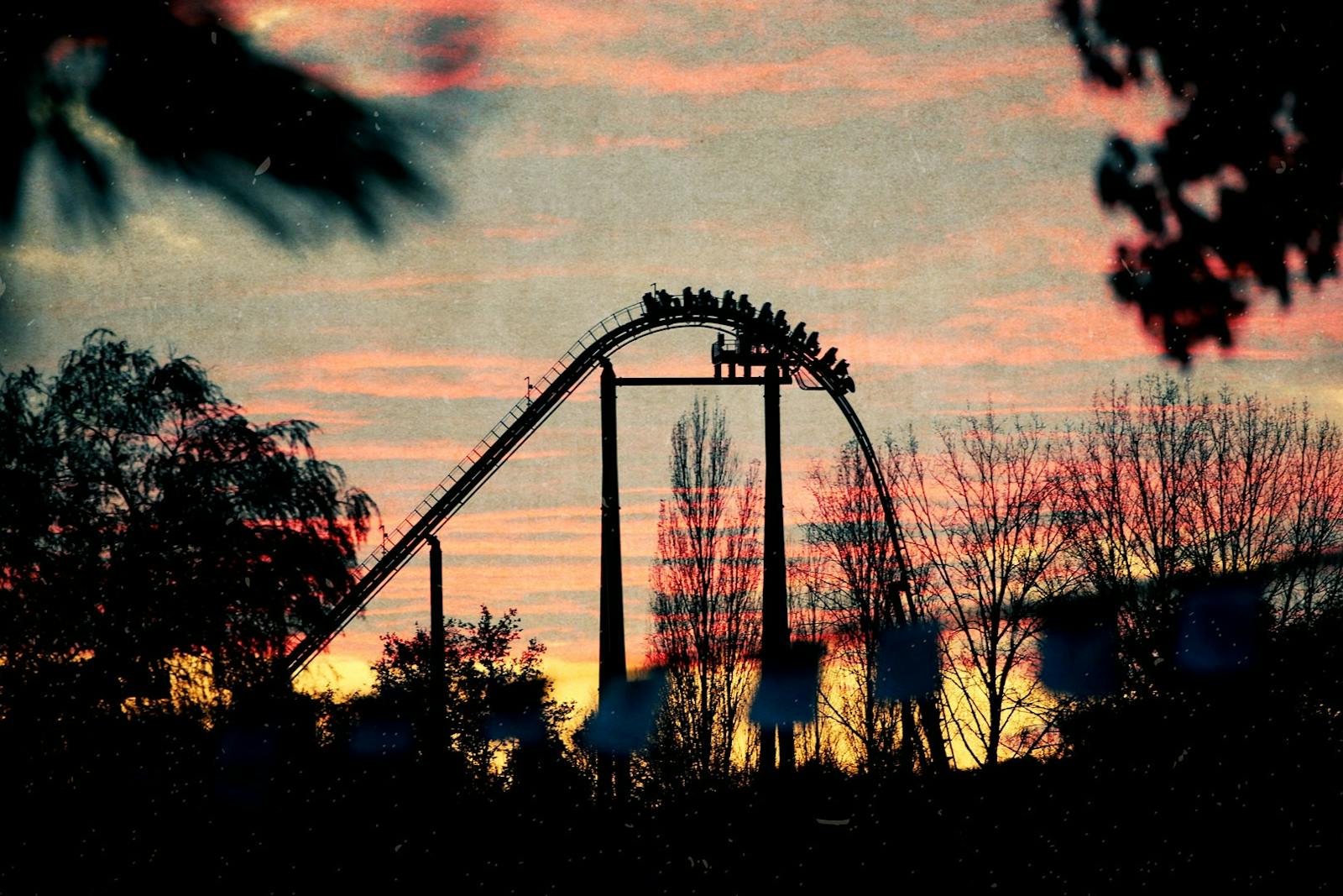 Silueta de la montaña rusa de Walibi Belgium al atardecer
