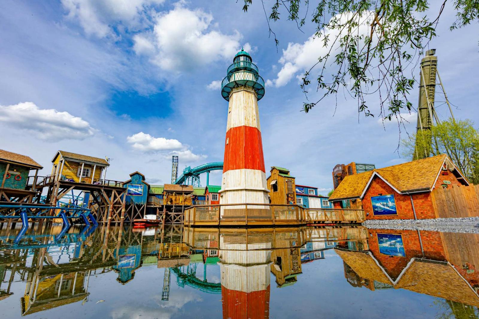 Walibi Belgium のカラフルな灯台と水上の家々