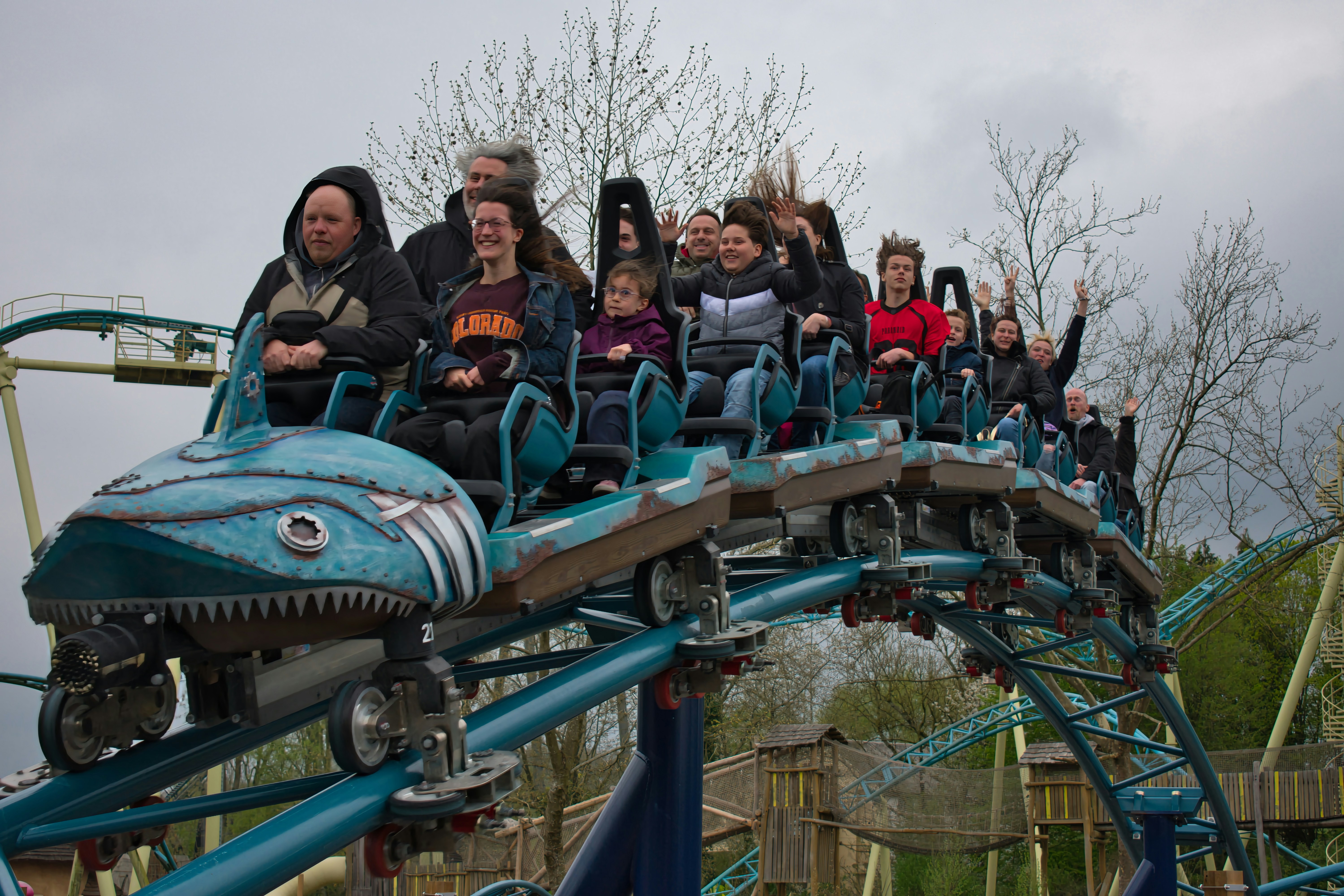 Vrolijke passagiers op de attractie van Walibi Belgium