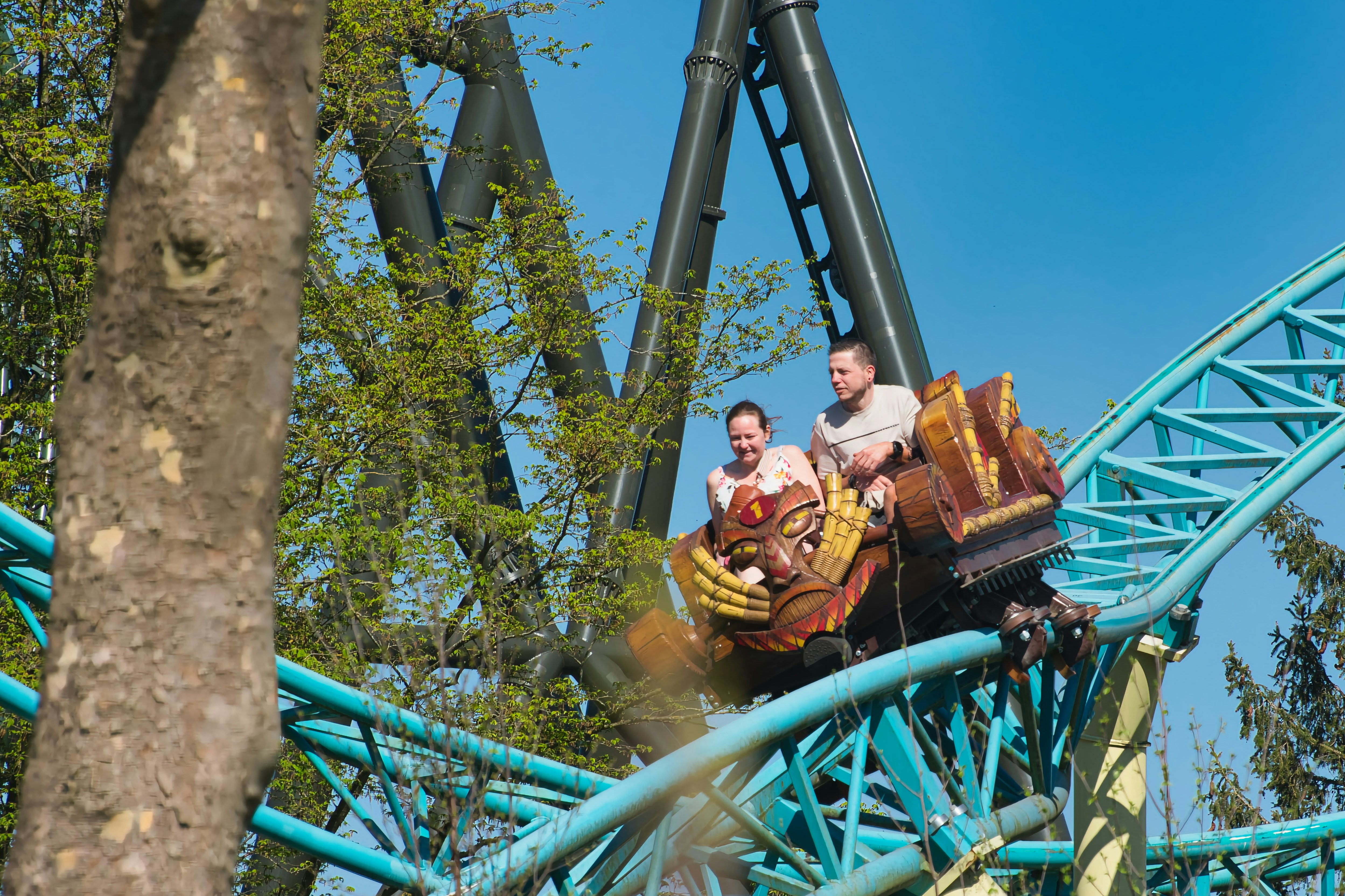 Par på berg-och-dalbana vid Walibi Belgium